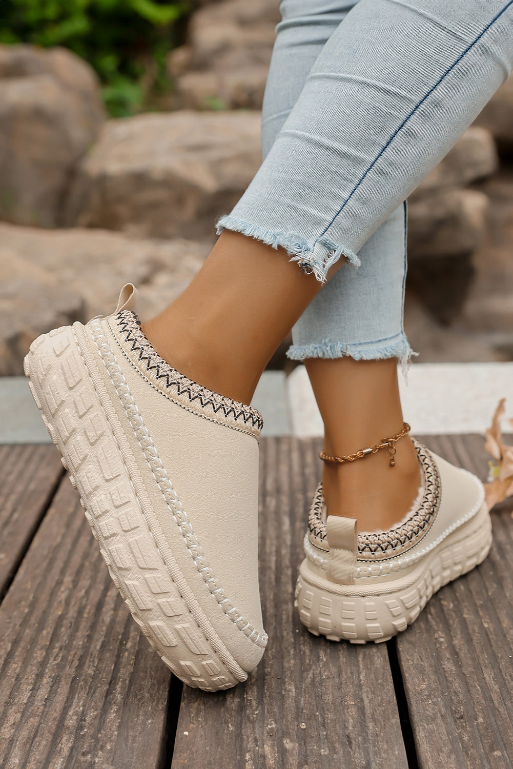 White Contrast Stitch Detail Plush Winter Clog Slippers